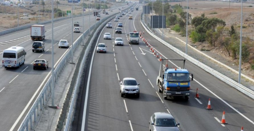 Τροχαίο ατύχημα στον αυτοκινητόδρομο Λευκωσίας-Λεμεσού - Σύγκρουση φορτηγού με σαλούν