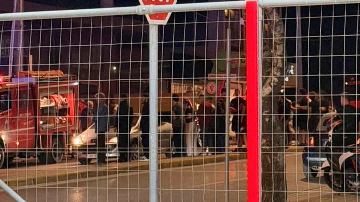 &Epsilon;&lambda;&lambda;ά&delta;&alpha;: &Alpha;&upsilon;&tau;&omicron;&kappa;ί&nu;&eta;&tau;&omicron; &pi;έ&rho;&alpha;&sigma;&epsilon; &sigma;&tau;&omicron; &alpha;&nu;&tau;ί&theta;&epsilon;&tau;&omicron; &rho;&epsilon;ύ&mu;&alpha; &kappa;&alpha;&iota; &kappa;&alpha;&rho;&phi;ώ&theta;&eta;&kappa;&epsilon; &sigma;&epsilon; &delta;έ&nu;&tau;&rho;&omicron; - &Delta;ύ&omicron; &nu;&epsilon;&alpha;&rho;&omicron;ί &tau;&rho;&alpha;&upsilon;&mu;&alpha;&tau;&iota;&sigma;&mu;έ&nu;&omicron;&iota; - &Phi;&omega;&tau;&omicron;&gamma;&rho;&alpha;&phi;ί&epsilon;&sigmaf;
