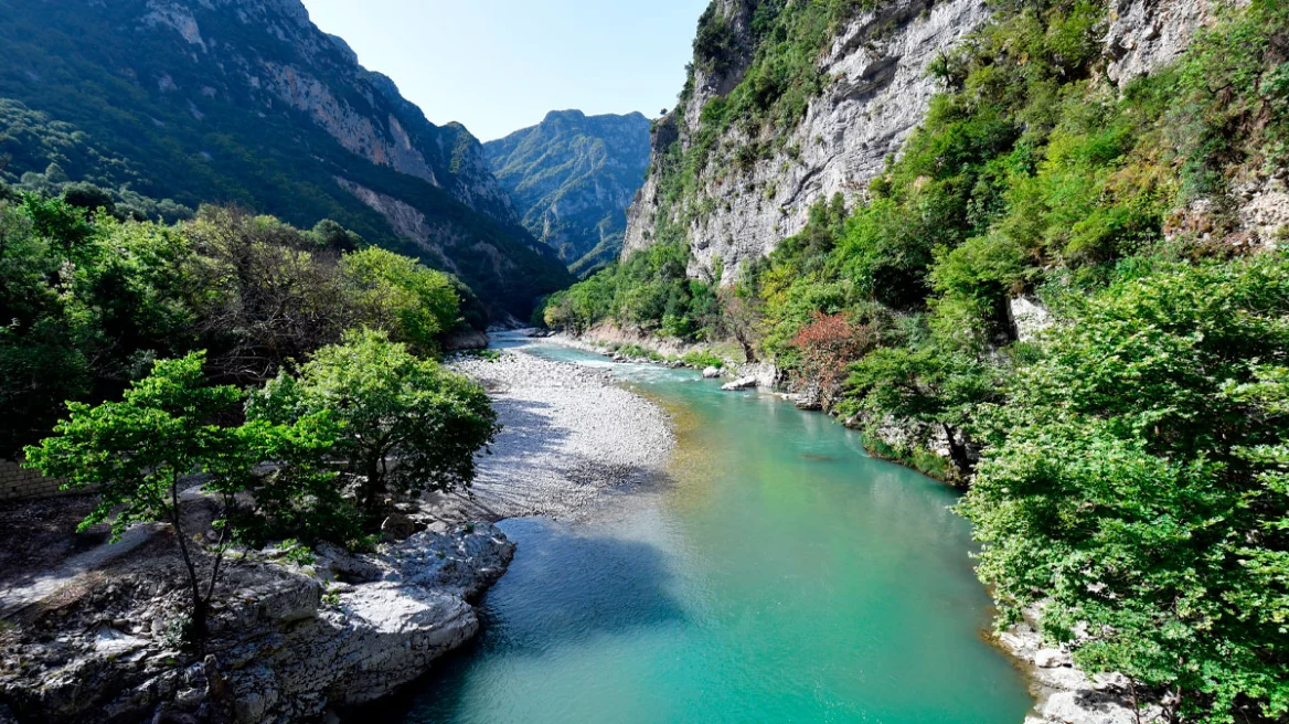 Δύο παιδιά ανασύρθηκαν χωρίς τις αισθήσεις τους από τον ποταμό Άραχθο στην Άρτα