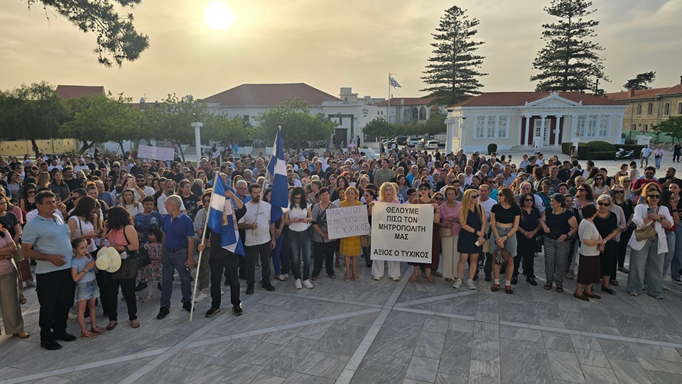 Η Πάφος στο πλευρό του Τυχικού – Δεκάδες πιστοί βγήκαν στους δρόμους και φώναξαν «Πανάξιος»