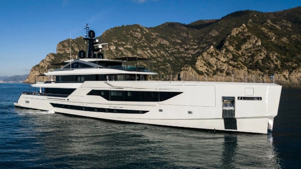 &Tau;&omicron; mega yacht &pi;&omicron;&upsilon; &delta;ί&nu;&epsilon;&iota; 15.000 &epsilon;&upsilon;&rho;ώ &tau;&omicron;&nu; &mu;ή&nu;&alpha; &gamma;&iota;&alpha; &rho;&epsilon;ύ&mu;&alpha; &kappa;&alpha;&iota; 12.000 &gamma;&iota;&alpha; &nu;&alpha; &mu;έ&nu;&epsilon;&iota; &delta;&epsilon;&mu;έ&nu;&omicron;