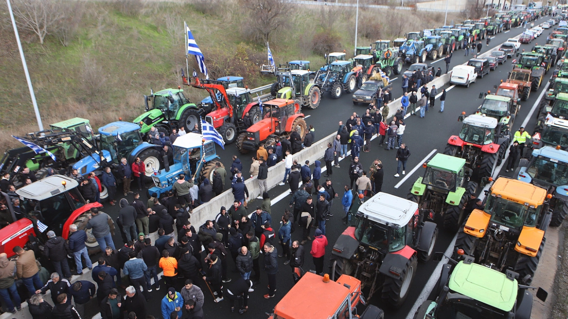 Σε αποκλεισμό του λιμανιού του Βόλου προχωρούν σήμερα οι αγρότες στη σκιά της παρέμβασης του εισαγγελέα του Αρείου Πάγου