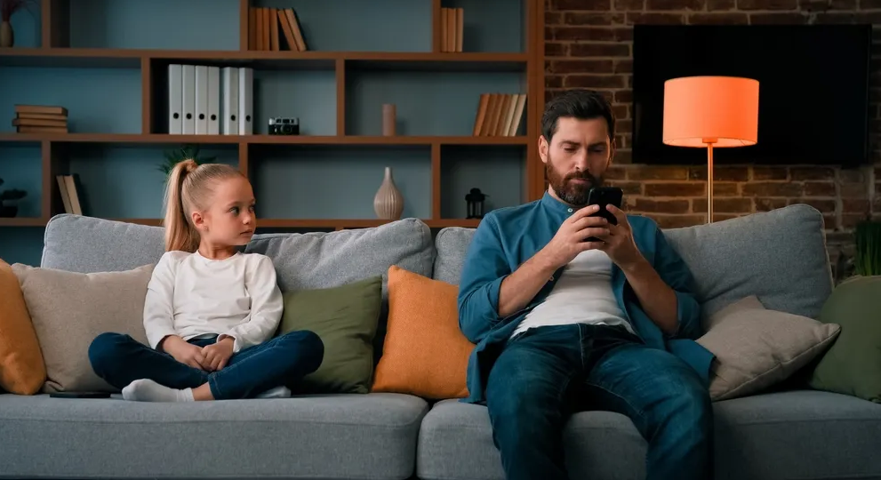 Δέκα σημάδια που «προδίδουν» ότι μεγαλώσατε χωρίς πολλή αγάπη