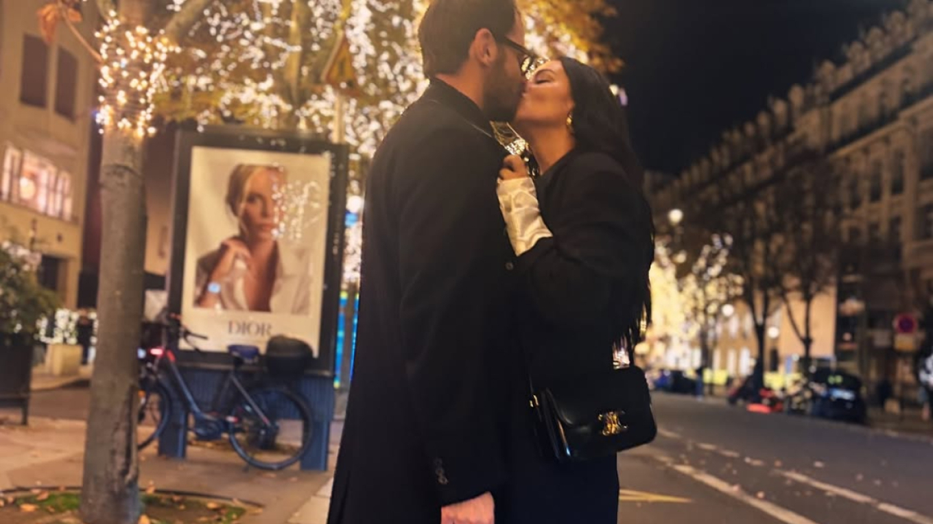 Ζενεβιέβ Μαζαρί: Τα φιλιά με τον σύζυγό της στο Παρίσι