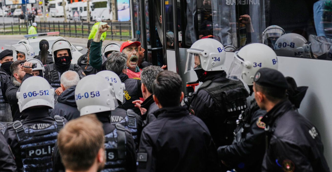 Video: Επεισόδια σε πορείες για την Πρωτομαγιά στην Κωνσταντινούπολη