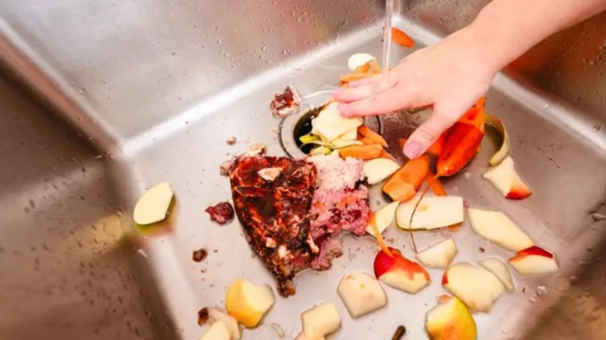 VIDEO: Έ&beta;&alpha;&lambda;&epsilon; &kappa;ά&mu;&epsilon;&rho;&alpha; &mu;έ&sigma;&alpha; &sigma;&tau;&omicron;&nu; &nu;&epsilon;&rho;&omicron;&chi;ύ&tau;&eta; &kappa;&alpha;&iota; &alpha;&pi;&omicron;&kappa;ά&lambda;&upsilon;&psi;&epsilon; &pi;ώ&sigmaf; &delta;&omicron;&upsilon;&lambda;&epsilon;ύ&epsilon;&iota; &omicron; &sigma;&kappa;&omicron;&upsilon;&pi;&iota;&delta;&omicron;&phi;ά&gamma;&omicron;&sigmaf;