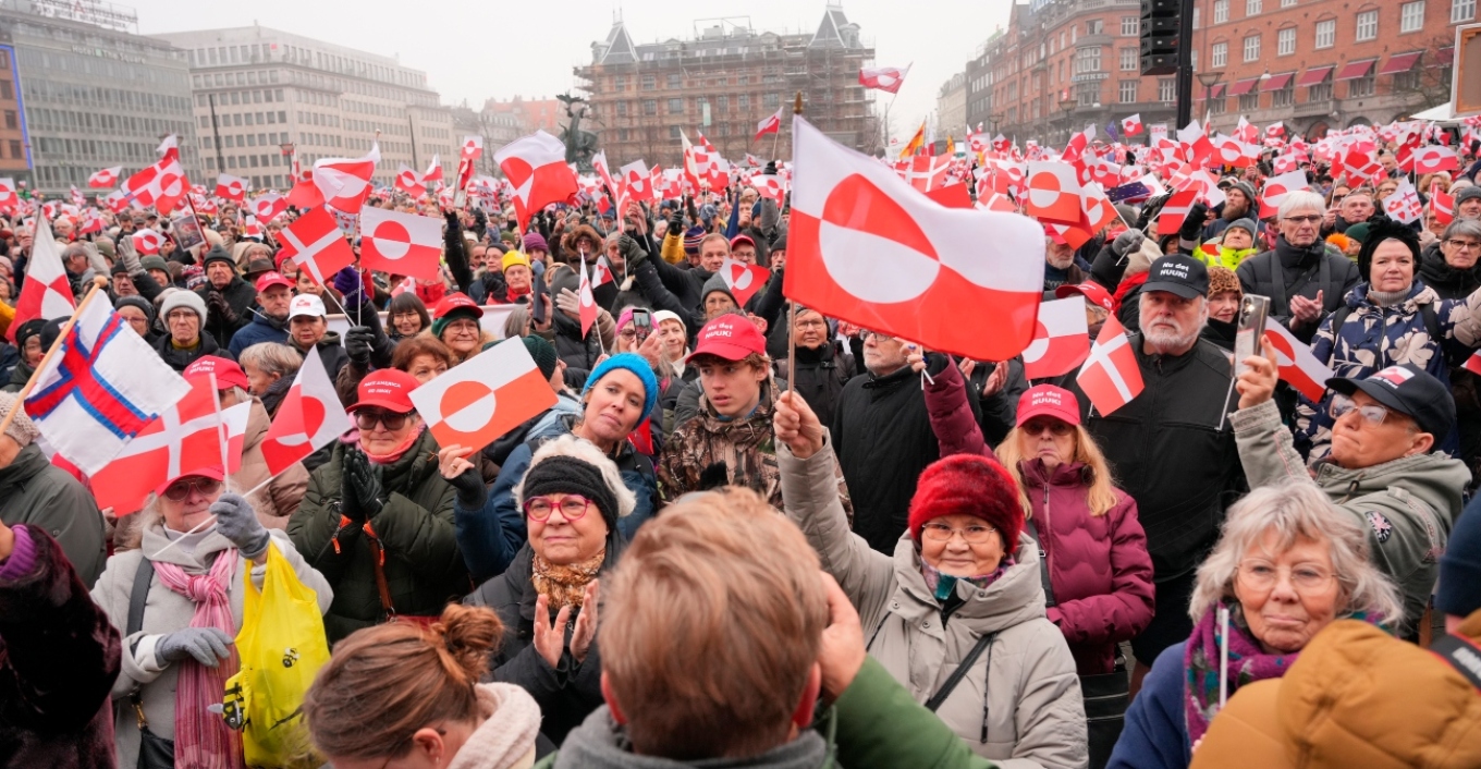&laquo;&Kappa;ά&tau;&omega; &tau;&alpha; &chi;έ&rho;&iota;&alpha; &alpha;&pi;ό &tau;&eta; &Gamma;&rho;&omicron;&iota;&lambda;&alpha;&nu;&delta;ί&alpha;&raquo;: &Sigma;&tau;&omicron;&upsilon;&sigmaf; &delta;&rho;ό&mu;&omicron;&upsilon;&sigmaf; &chi;&iota;&lambda;&iota;ά&delta;&epsilon;&sigmaf; ά&nu;&theta;&rho;&omega;&pi;&omicron;&iota; &sigma;&tau;&eta; &Delta;&alpha;&nu;ί&alpha; &pi;&omicron;&upsilon; &delta;&iota;&alpha;&mu;&alpha;&rho;&tau;ύ&rho;&omicron;&nu;&tau;&alpha;&iota; &gamma;&iota;&alpha; &tau;&alpha; &sigma;&chi;έ&delta;&iota;&alpha; &Tau;&rho;&alpha;&mu;&pi;