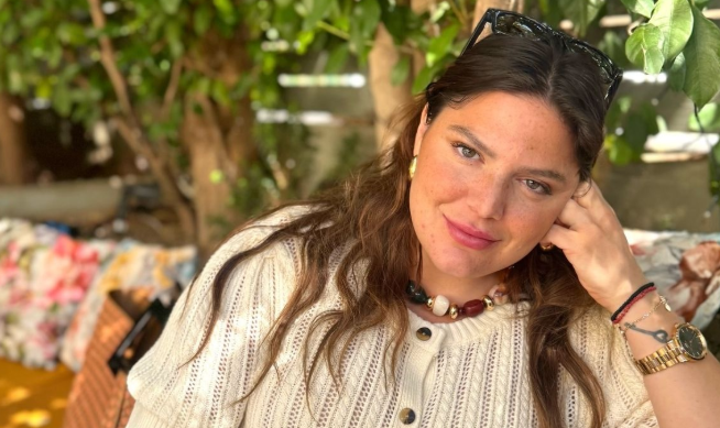«Η ώρα η καλή» για τη Δανάη Μπάρκα – Το πρωινό μπάνιο στη θά