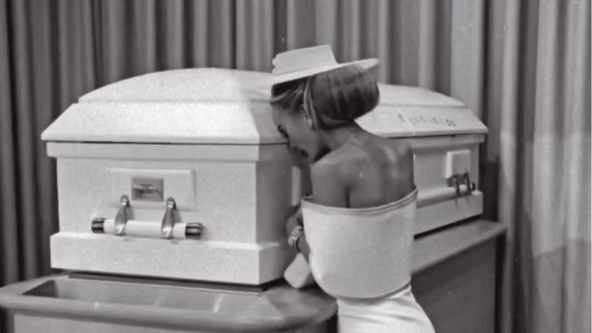 Θύελλα σχολίων για influencer: Ανέβασε φωτογραφίες από την κηδεία της κόρης της