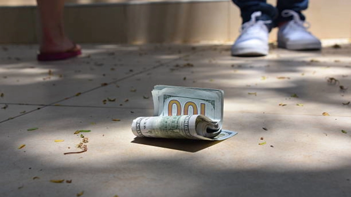 &Alpha;&sigma;&tau;&upsilon;&nu;&omicron;&mu;&iota;&kappa;ό &alpha;&nu;&theta;&rho;&omega;&pi;&omicron;&kappa;&upsilon;&nu;&eta;&gamma;&eta;&tau;ό: Έ&psi;&alpha;&chi;&nu;&alpha;&nu; ά&nu;&delta;&rho;&alpha; &epsilon;&pi;&epsilon;&iota;&delta;ή &pi;ή&rho;&epsilon;... 30 &delta;&omicron;&lambda;ά&rho;&iota;&alpha; &pi;&omicron;&upsilon; &beta;&rho;ή&kappa;&epsilon; &pi;&epsilon;&tau;&alpha;&mu;έ&nu;&alpha; &sigma;&tau;&omicron; &pi;ά&tau;&omega;&mu;&alpha;