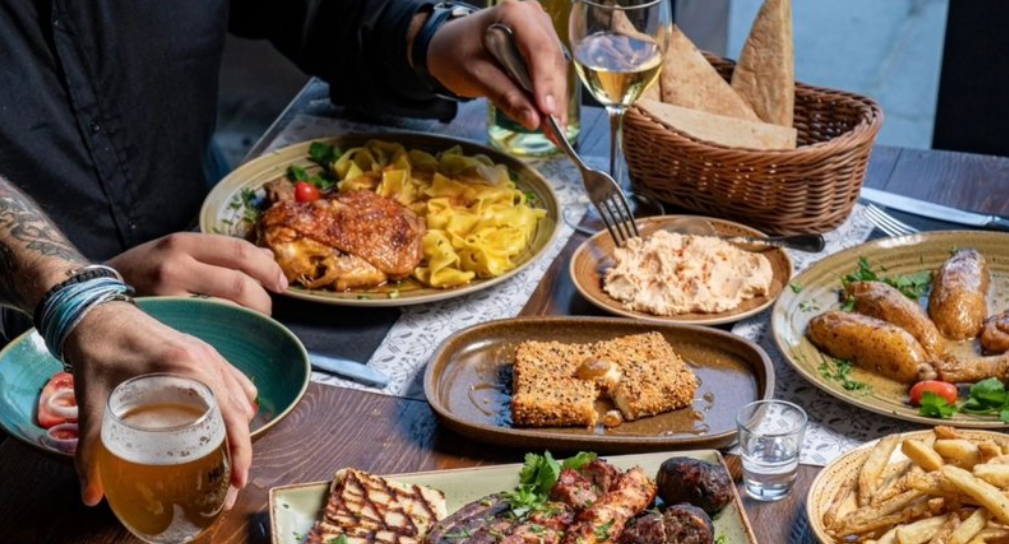 &Mu;&alpha;&gamma;&epsilon;&iota;&rho;&epsilon;&upsilon;&tau;ά &kappa;&alpha;&tau;&sigma;&alpha;&rho;ό&lambda;&alpha;&sigmaf; ό&pi;&omega;&sigmaf; &pi;&alpha;&lambda;&iota;ά: &Tau;&omicron; &sigma;&tau;έ&kappa;&iota; &sigma;&tau;&eta; &Lambda;&epsilon;&upsilon;&kappa;&omega;&sigma;ί&alpha; &pi;&omicron;&upsilon; &epsilon;&pi;&alpha;&nu;&alpha;&phi;έ&rho;&epsilon;&iota; &tau;&omicron; &mu;&epsilon;&sigma;&eta;&mu;&epsilon;&rho;&iota;&alpha;&nu;ό &sigma;&tau;&eta;&nu; &omicron;&upsilon;&sigma;ί&alpha; &tau;&omicron;&upsilon; - &Delta;&epsilon;ί&tau;&epsilon; &phi;&omega;&tau;&omicron;&gamma;&rho;&alpha;&phi;ί&epsilon;&sigmaf;