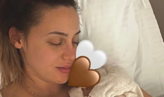 &Gamma;έ&nu;&nu;&eta;&sigma;&epsilon; &eta; Ά&nu;&nu;&alpha; &Kappa;&omicron;&rho;&alpha;&kappa;ά&kappa;&eta; &ndash; &Tau;&alpha; &pi;&rho;ώ&tau;&alpha; &kappa;&alpha;&rho;έ &mu;&epsilon; &tau;&eta; &nu;&epsilon;&omicron;&gamma;έ&nu;&nu;&eta;&tau;&eta; &kappa;ό&rho;&eta; &tau;&eta;&sigmaf;