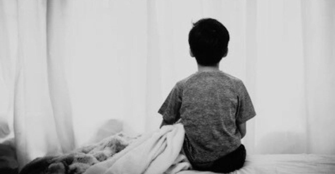 Έφηβος δεν έχει κρεβάτι να κοιμηθεί – Ξαπλώνει σε ένα παιδικό που δεν τον χωράει