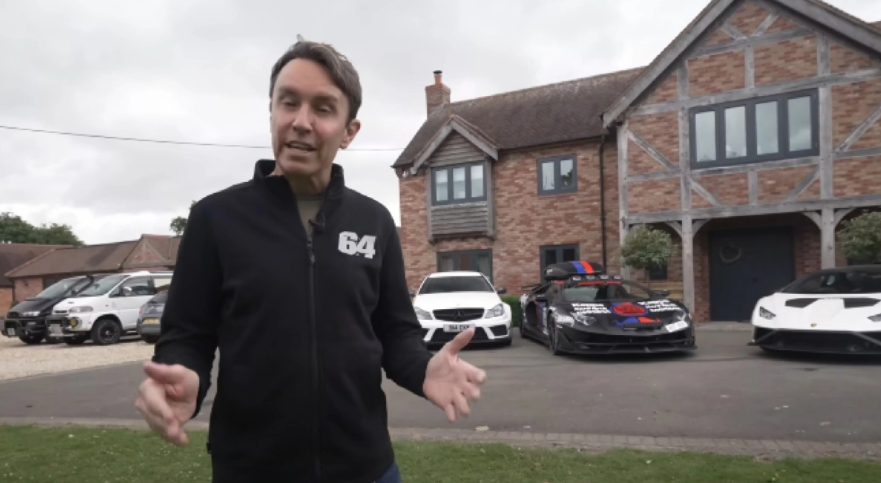Πήγε να πουλήσει 6 supercars αξίας 5 εκατ.- Η προσφορά που του έκαναν θα σε εξοργίσει