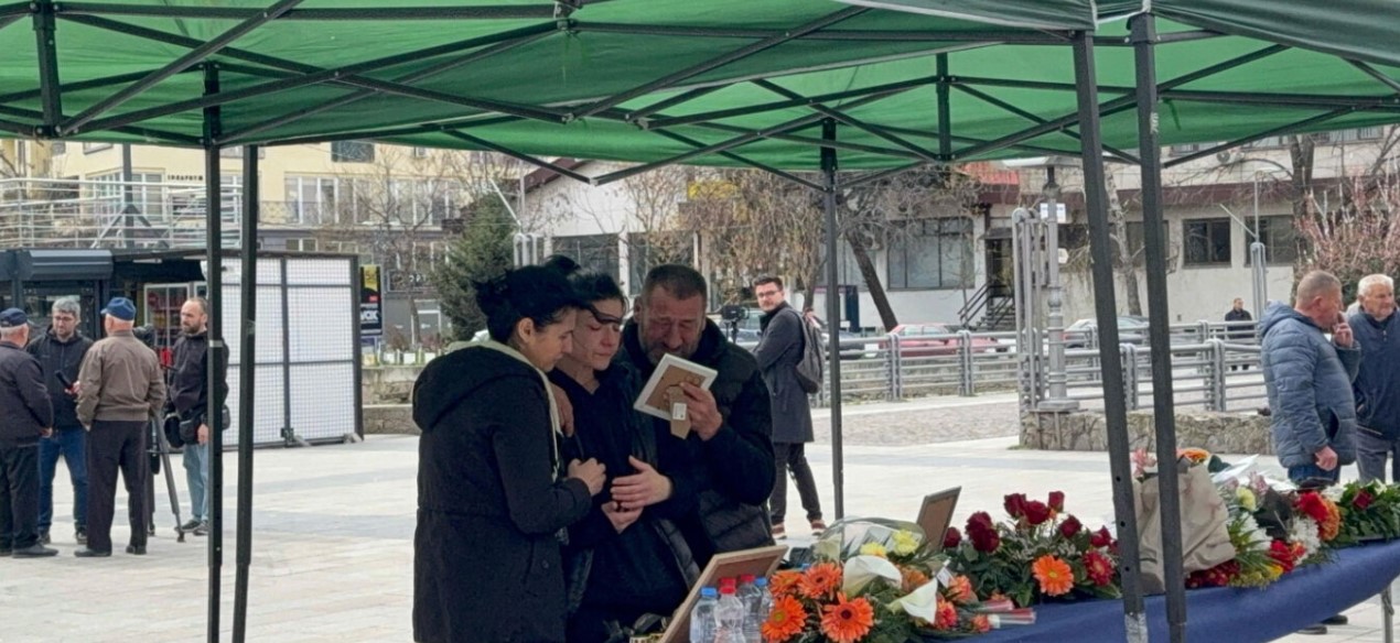 Θρήνος στη Βόρεια Μακεδονία: Ανάβουν κεριά και αφήνουν λουλούδια στη μνήμη των θυμάτων της τραγωδίας στο κλαμπ Θρήνος στη Βόρεια Μακεδονία: Ανάβουν κεριά και αφήνουν λουλούδια στη μνήμη των θυμάτων της τραγωδίας στο κλαμπ