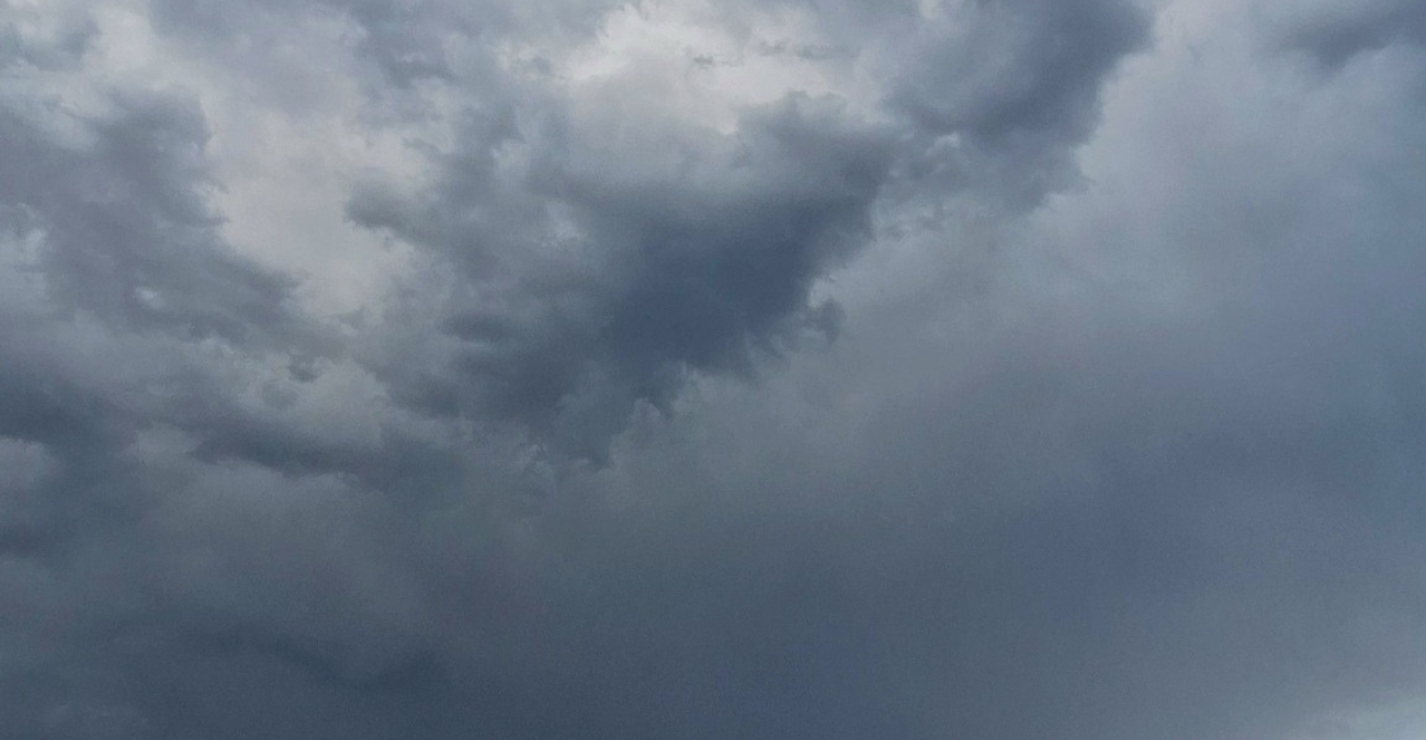 &laquo;Ά&nu;&omicron;&iota;&xi;&alpha;&nu; &omicron;&iota; &omicron;&upsilon;&rho;&alpha;&nu;&omicron;ί&raquo;: &Mu;&alpha;ύ&rho;&alpha; &sigma;ύ&nu;&nu;&epsilon;&phi;&alpha; &sigma;&kappa;έ&pi;&alpha;&sigma;&alpha;&nu; &tau;&eta;&nu; &Kappa;ύ&pi;&rho;&omicron; - &Epsilon;&iota;&kappa;ό&nu;&epsilon;&sigmaf; &alpha;&pi;ό &delta;&iota;ά&phi;&omicron;&rho;&epsilon;&sigmaf; &pi;&epsilon;&rho;&iota;&omicron;&chi;έ&sigmaf; &tau;&omicron;&upsilon; &nu;&eta;&sigma;&iota;&omicron;ύ - VIDEO