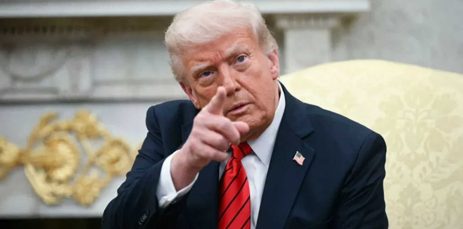 &Epsilon;&upsilon;&theta;&epsilon;ί&alpha; &alpha;&pi;&epsilon;&iota;&lambda;ή &Tau;&rho;&alpha;&mu;&pi;: &Mu;&epsilon;&gamma;ά&lambda;&eta; &alpha;&rho;&mu;ά&delta;&alpha; &kappa;&alpha;&tau;&epsilon;&upsilon;&theta;ύ&nu;&epsilon;&tau;&alpha;&iota; &pi;&rho;&omicron;&sigmaf; &tau;&omicron; &Iota;&rho;ά&nu;, &alpha;&kappa;ό&mu;&eta; &mu;&epsilon;&gamma;&alpha;&lambda;ύ&tau;&epsilon;&rho;&eta; &alpha;&pi;ό &tau;&eta;&sigmaf; &Beta;&epsilon;&nu;&epsilon;&zeta;&omicron;&upsilon;έ&lambda;&alpha;&sigmaf;