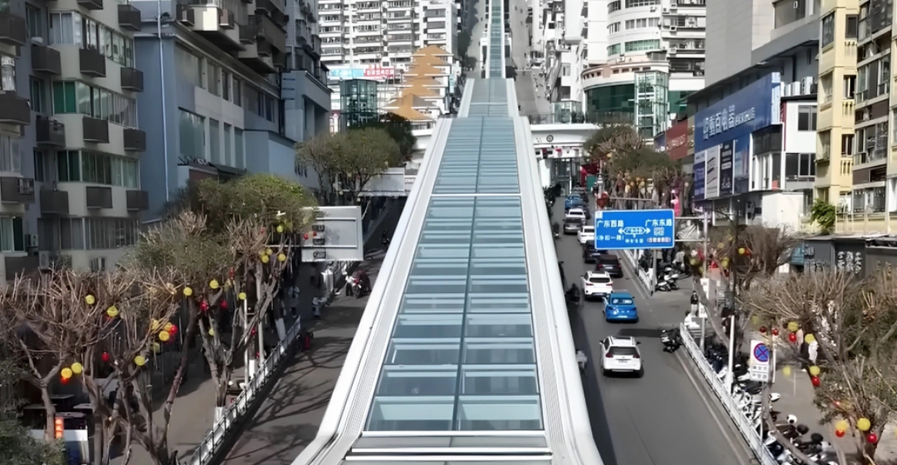 Η μεγαλύτερη κυλιόμενη σκάλα στον κόσμο: Έχει μήκος σχεδόν 1 χλμ και χρειάζονται πάνω από 20 λεπτά για να φτάσει κανείς στην κορυφή