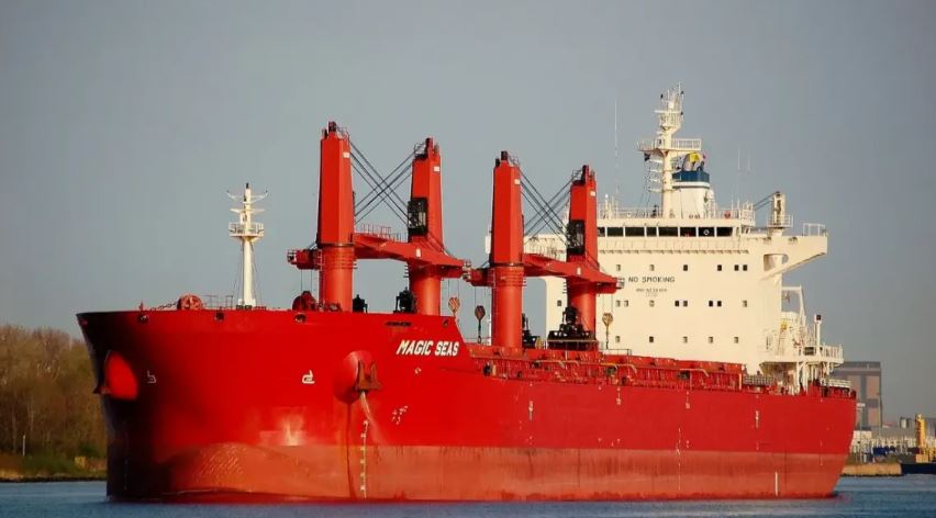 Βυθίζεται το ελληνικών συμφερόντων πλοίο μετά την ένοπλη επίθεση ανοιχτά της Υεμένης