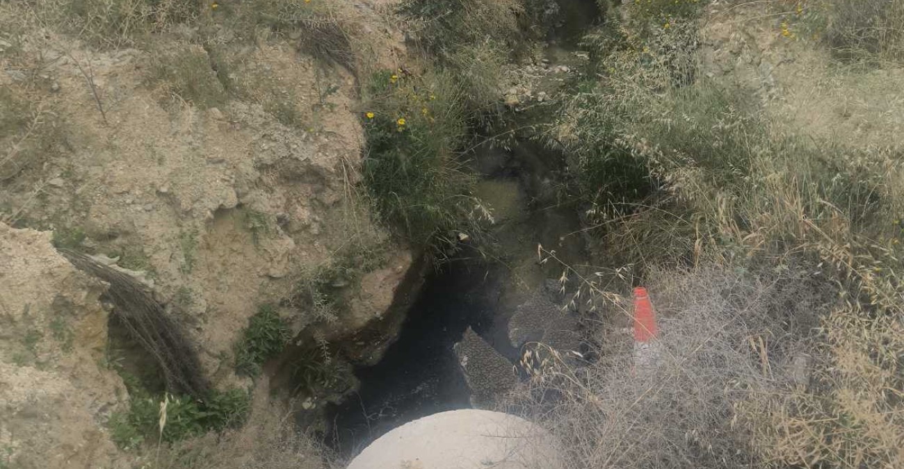 Υγρά απόβλητα από εργοστάσιο χύνονται στους αγρούς – Δείτε εικόνες