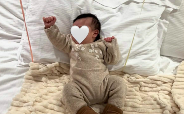 &Omicron; &Kappa;ύ&pi;&rho;&iota;&omicron;&sigmaf; &delta;&iota;&epsilon;&theta;&nu;ή&sigmaf; &pi;&omicron;&delta;&omicron;&sigma;&phi;&alpha;&iota;&rho;&iota;&sigma;&tau;ή&sigmaf; &kappa;&alpha;&iota; &eta; &sigma;ύ&zeta;&upsilon;&gamma;&omicron;&sigmaf; &tau;&omicron;&upsilon; έ&gamma;&iota;&nu;&alpha;&nu; &gamma;&omicron;&nu;&epsilon;ί&sigmaf; &gamma;&iota;&alpha; &pi;&rho;ώ&tau;&eta; &phi;&omicron;&rho;ά - &Delta;&epsilon;ί&tau;&epsilon; &phi;&omega;&tau;&omicron;&gamma;&rho;&alpha;&phi;&iota;&epsilon;&sigmaf;