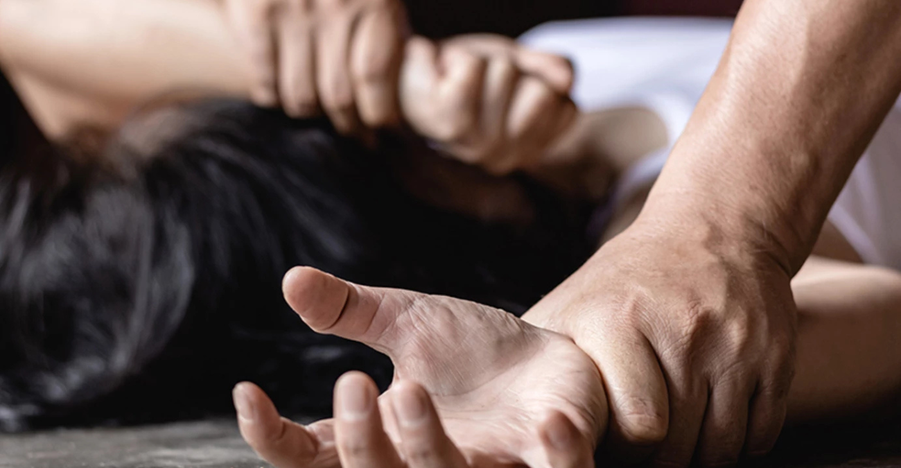 Βίασε, ξυλοκόπησε και κράτησε όμηρο την σύντροφό του επειδή τον χώρισε – Συνελήφθη όταν αποκοιμήθηκε