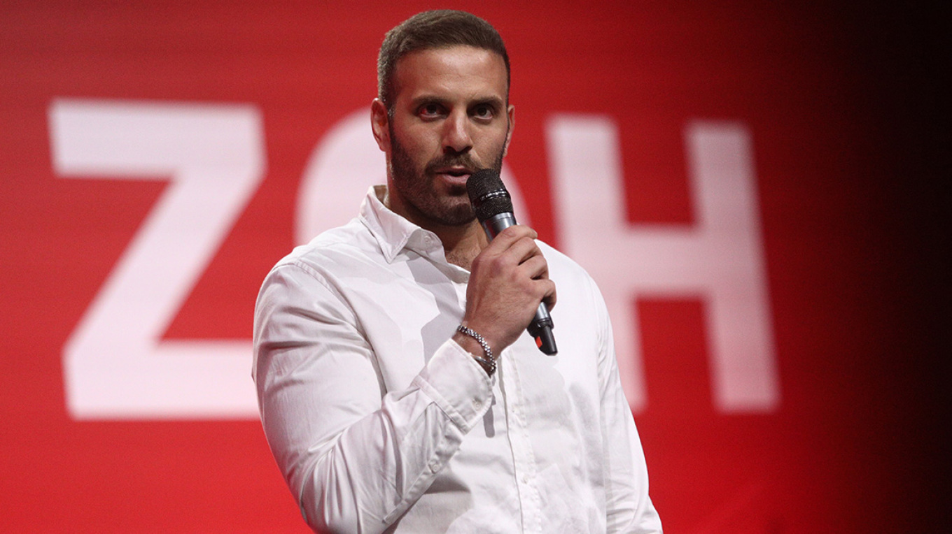 &Pi;&rho;&omicron;&kappa;&lambda;&eta;&tau;&iota;&kappa;ό&sigmaf; &omicron; &Pi;&alpha;&pi;&pi;ά&sigmaf; &gamma;&iota;&alpha; &tau;&omicron; &xi;ύ&lambda;&omicron; &sigma;&epsilon; &delta;&eta;&mu;&omicron;&sigma;&iota;&omicron;&gamma;&rho;ά&phi;&omicron;: &Sigma;ή&kappa;&omega;&sigma;&alpha; &tau;&omicron; &chi;έ&rho;&iota; &mu;&omicron;&upsilon; &alpha;&lambda;&lambda;ά &delta;&epsilon;&nu; έ&chi;&epsilon;&iota; &kappa;ά&pi;&omicron;&iota;&omicron; &sigma;&eta;&mu;ά&delta;&iota;, &epsilon;ί&pi;&alpha; &laquo;&kappa;&omicron;ί&tau;&alpha;&xi;&epsilon; &pi;ώ&sigmaf; &epsilon;ί&mu;&alpha;&iota; &epsilon;&gamma;ώ &kappa;&alpha;&iota; &pi;ώ&sigmaf; &epsilon;ί&nu;&alpha;&iota; &alpha;