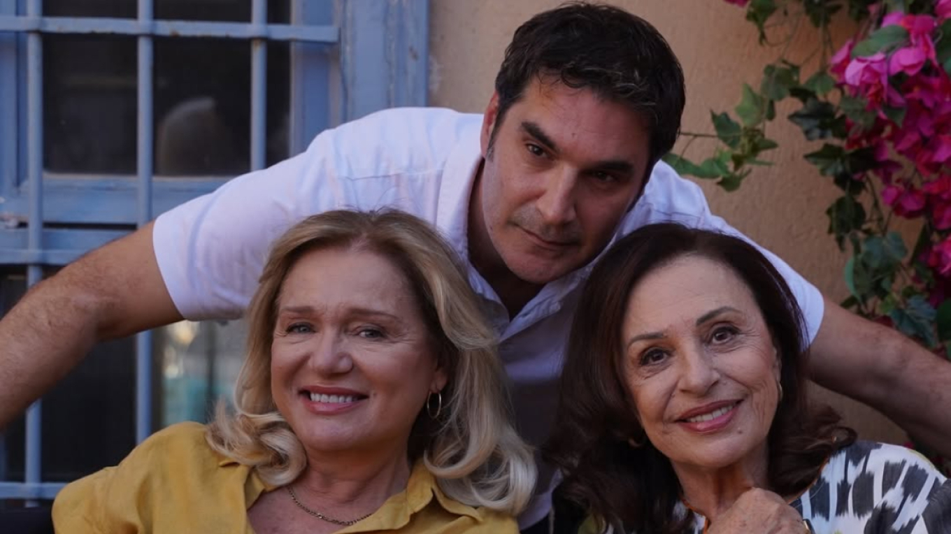 &Omicron; &Chi;&rho;&iota;&sigma;&tau;ό&phi;&omicron;&rho;&omicron;&sigmaf; &Pi;&alpha;&pi;&alpha;&kappa;&alpha;&lambda;&iota;ά&tau;&eta;&sigmaf; &delta;&eta;&mu;&omicron;&sigma;ί&epsilon;&upsilon;&sigma;&epsilon; backstage &phi;&omega;&tau;&omicron;&gamma;&rho;&alpha;&phi;ί&epsilon;&sigmaf; &alpha;&pi;ό &tau;&omicron;&nu; &epsilon;&pi;&epsilon;&rho;&chi;ό&mu;&epsilon;&nu;&omicron; &kappa;ύ&kappa;&lambda;&omicron; &tau;&omicron;&upsilon; &laquo;Maestro&raquo;