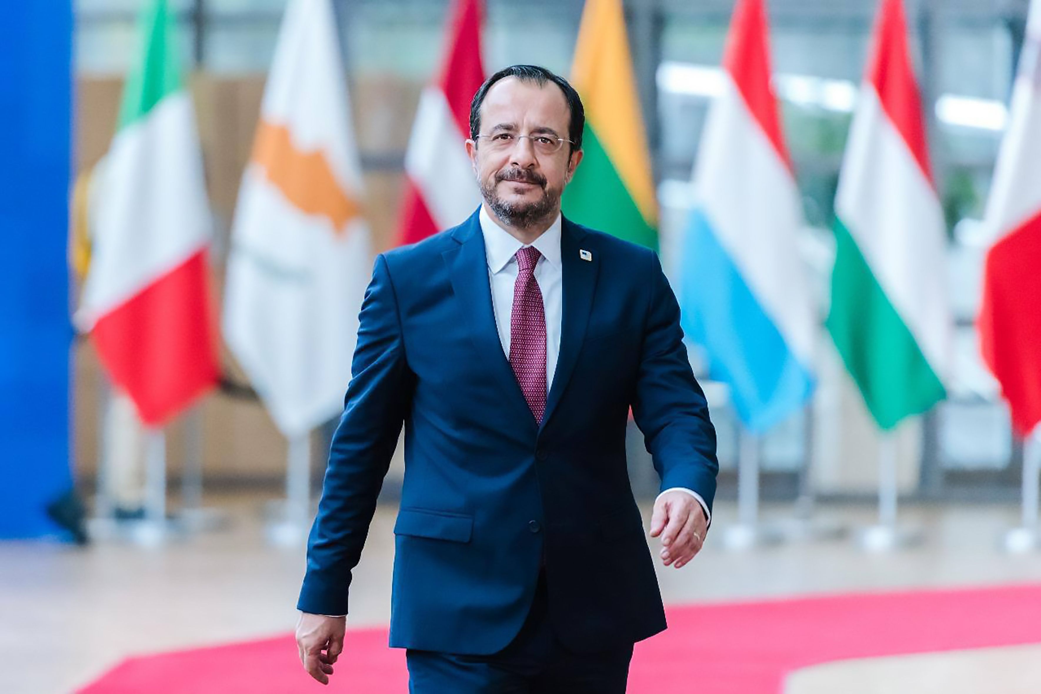 &Pi;&rho;ό&epsilon;&delta;&rho;&omicron;&sigmaf; &Chi;&rho;&iota;&sigma;&tau;&omicron;&delta;&omicron;&upsilon;&lambda;ί&delta;&eta;&sigmaf;: &laquo;&Sigma;&tau;&omicron; &pi;&lambda;&epsilon;&upsilon;&rho;ό &tau;&eta;&sigmaf; &Iota;&tau;&alpha;&lambda;ί&alpha;&sigmaf; &eta; &Kappa;ύ&pi;&rho;&omicron;&sigmaf;, &omicron;&iota; &sigma;&kappa;έ&psi;&epsilon;&iota;&sigmaf; &mu;&alpha;&sigmaf; &epsilon;ί&nu;&alpha;&iota; &mu;&epsilon; ό&sigma;&omicron;&upsilon;&sigmaf; &epsilon;&pi;&eta;&rho;&epsilon;ά&sigma;&tau;&eta;&kappa;&alpha;&nu;&raquo;