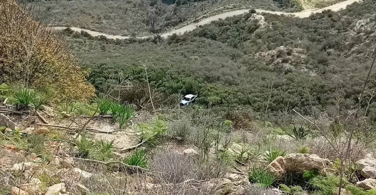 Εικόνες που παγώνουν στον Κάθηκα: Ξεχασμένο αυτοκίνητο σε χαράδρα από το θανατηφόρο τροχαίο του 2017