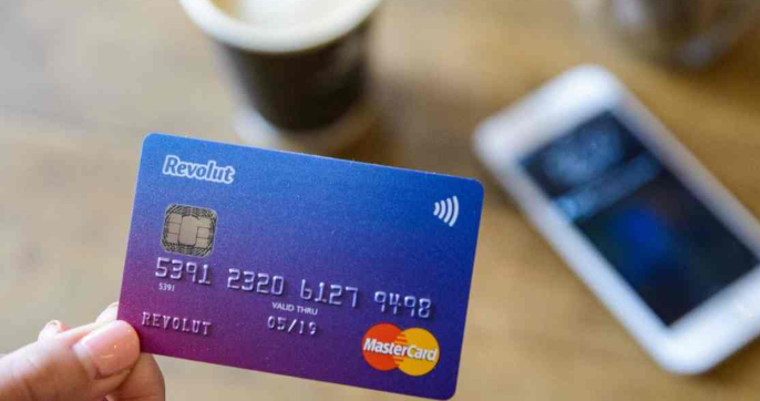 &Mu;&epsilon;&gamma;ά&lambda;&eta; &alpha;&lambda;&lambda;&alpha;&gamma;ή &alpha;&pi;ό &tau;&eta; Revolut - Έ&rho;&chi;&epsilon;&tau;&alpha;&iota; &nu;έ&omicron; &epsilon;ί&delta;&omicron;&sigmaf; &kappa;ά&rho;&tau;&alpha;&sigmaf; &chi;&omega;&rho;ί&sigmaf; &alpha;&rho;&iota;&theta;&mu;&omicron;ύ&sigmaf; &sigma;&tau;&omicron; &pi;&lambda;&alpha;&sigma;&tau;&iota;&kappa;ό