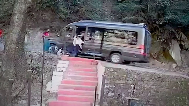 Επιβάτες «βουτάνε» από βαν που κατρακυλάει σε γκρεμό!