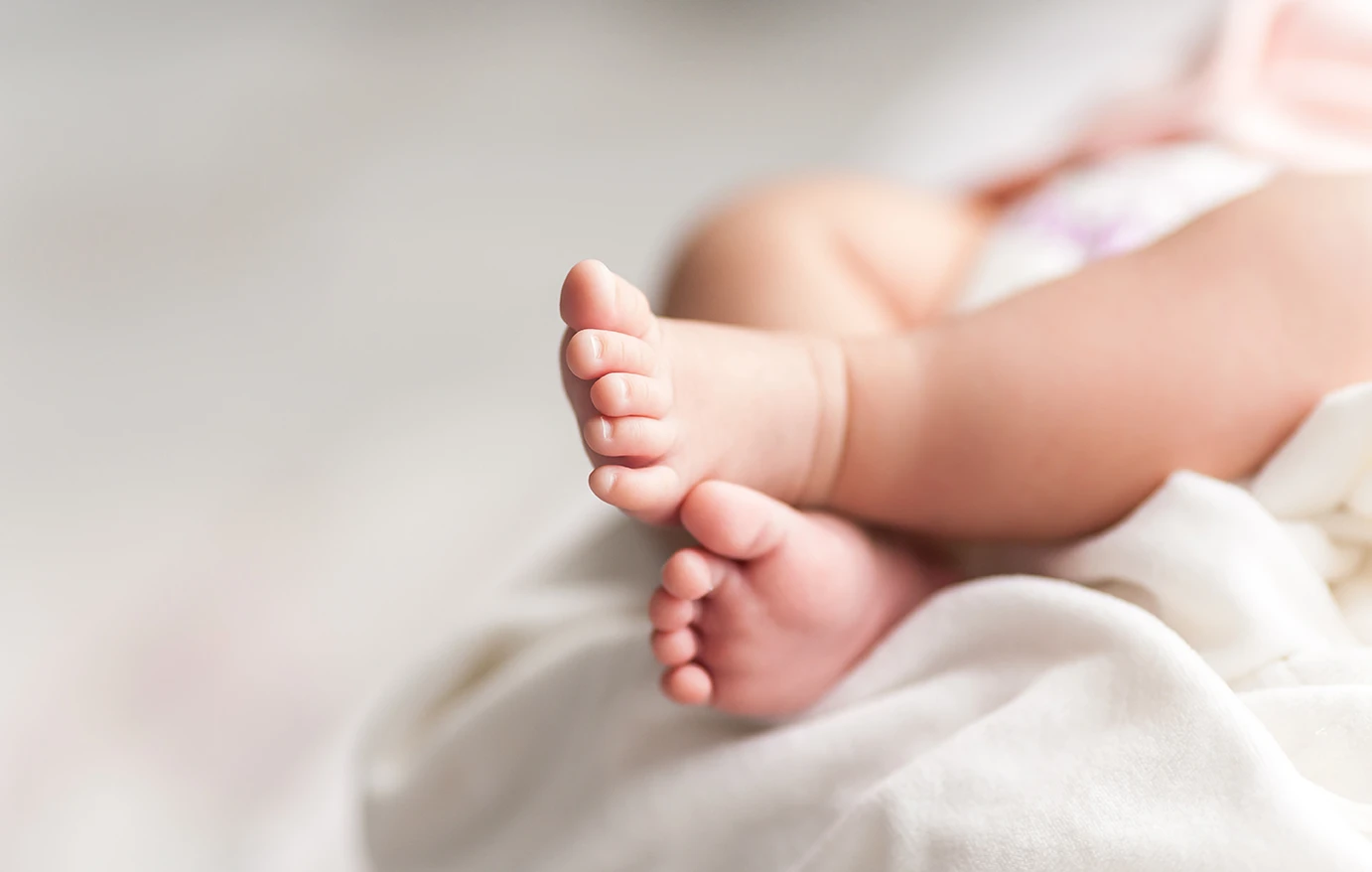 Φρίκη με ζευγάρι που ξυλοκόπησε μέχρι θανάτου το 3 μηνών βρέφος τους - «Μακάρι να πέθαινε»