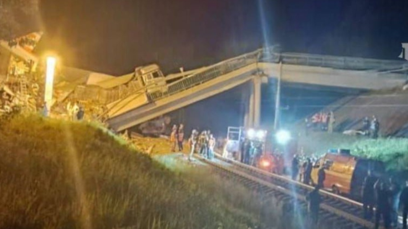 VIDEO: Τραγωδία στη Ρωσία – Κατέρρευσε γέφυρα και φορτηγό έπεσε πάνω σε τρένο