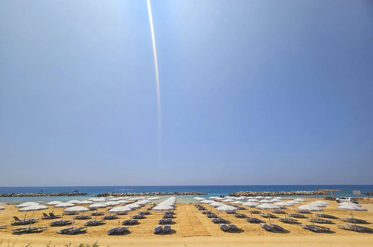Η Χλώρακα απέκτησε νέα παραλία – Δωρεάν κρεβατάκια και ομπρέλες για το τριήμερο του Κατακλυσμού