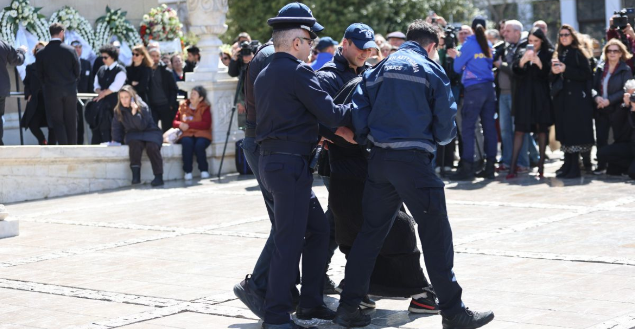 &Kappa;&eta;&delta;&epsilon;ί&alpha; &Mu;&alpha;&rho;&iota;&nu;έ&lambda;&lambda;&alpha;&sigmaf;: &Epsilon;&pi;&epsilon;&iota;&sigma;ό&delta;&iota;&omicron; &mu;&epsilon; &tau;&eta;&nu; &Epsilon;&lambda;έ&nu;&eta; &Lambda;&omicron;&upsilon;&kappa;ά &ndash; &Tau;&eta;&nu; &alpha;&pi;&omicron;&mu;ά&kappa;&rho;&upsilon;&nu;&alpha;&nu; &alpha;&sigma;&tau;&upsilon;&nu;&omicron;&mu;&iota;&kappa;&omicron;ί! - &Phi;&omega;&tau;&omicron;&gamma;&rho;&alpha;&phi;ί&epsilon;&sigmaf;