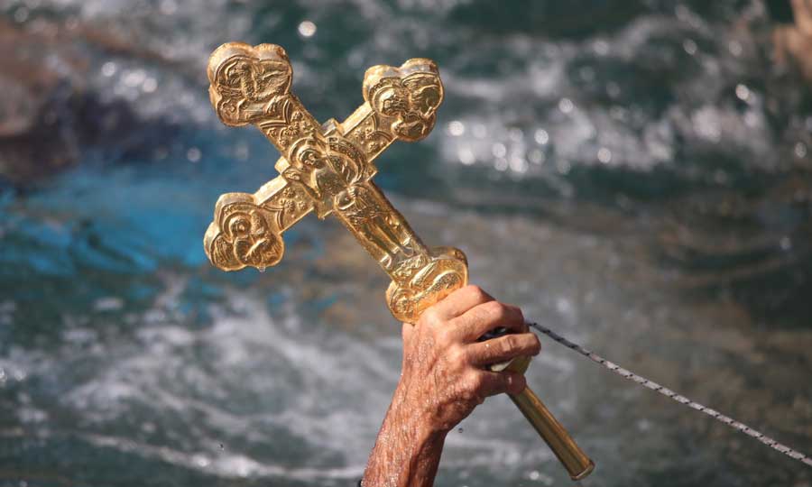 Κλοπή σταυρού: Παραδέχθηκε ότι βούτηξε στη θάλασσα και τον πήρε μαζί του