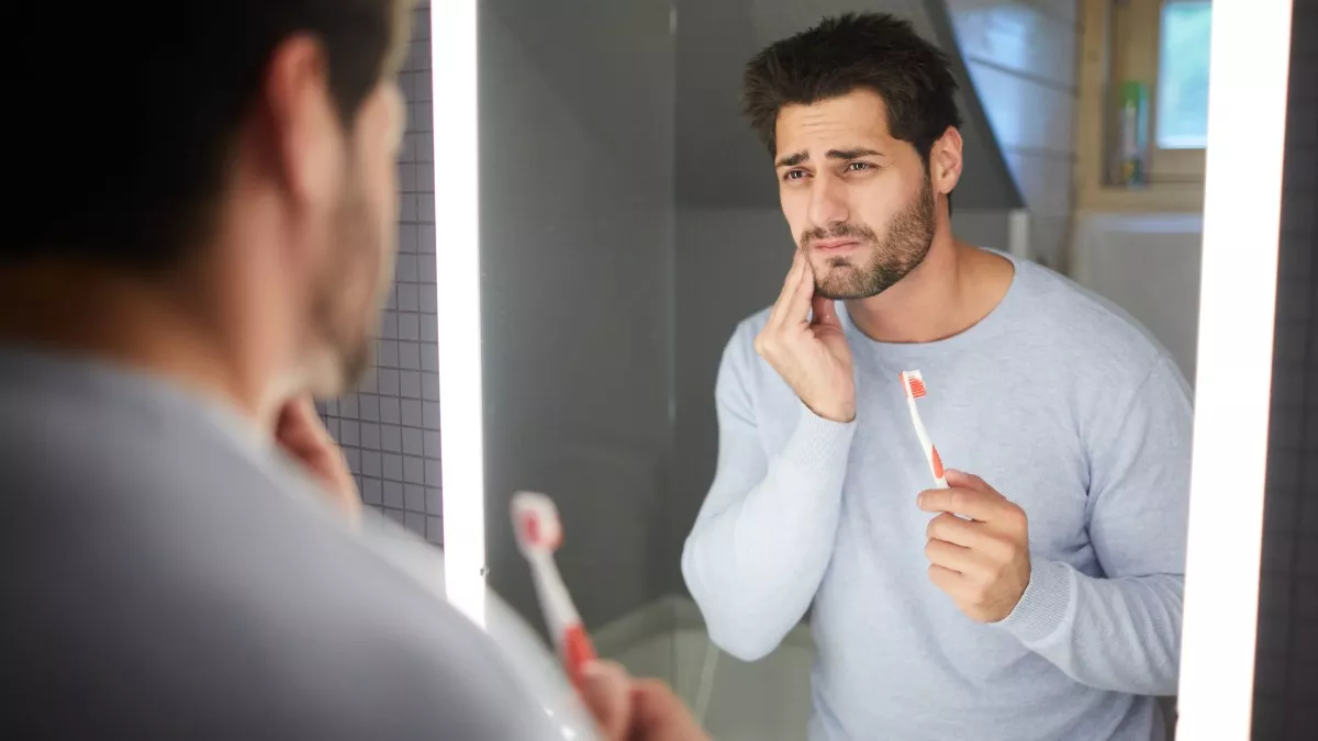 Πρησμένα ούλα που πονούν και ματώνουν; Τι φταίει και πώς αντιμετωπίζεται