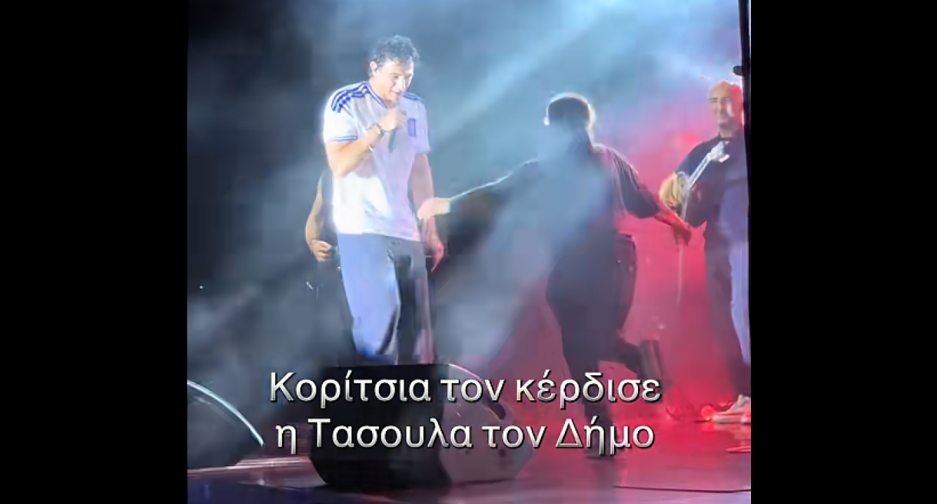 &Beta;&Iota;&Nu;&Tau;&Epsilon;&Omicron;: &Omicron; &xi;έ&phi;&rho;&epsilon;&nu;&omicron;&sigmaf; &chi;&omicron;&rho;ό&sigmaf; &tau;&omicron;&upsilon; &Delta;ή&mu;&omicron;&upsilon; &Alpha;&nu;&alpha;&sigma;&tau;&alpha;&sigma;&iota;ά&delta;&eta; &sigma;&tau;&eta; &sigma;&kappa;&eta;&nu;ή &mu;&epsilon; &tau;&omicron; Bella Ciao &kappa;&alpha;&iota; &eta; &alpha;&pi;&omicron;&theta;έ&omega;&sigma;&eta; &tau;&eta;&sigmaf; &pi;&alpha;&rho;&tau;&epsilon;&nu;έ&rho; &tau;&omicron;&upsilon;: &laquo;&Epsilon;ί&sigma;&alpha;&iota; &gamma;&alpha;&mu;&hellip; &tau;&alpha; &pi;&alpha;&iota;&delta;&iota;ά&raquo;