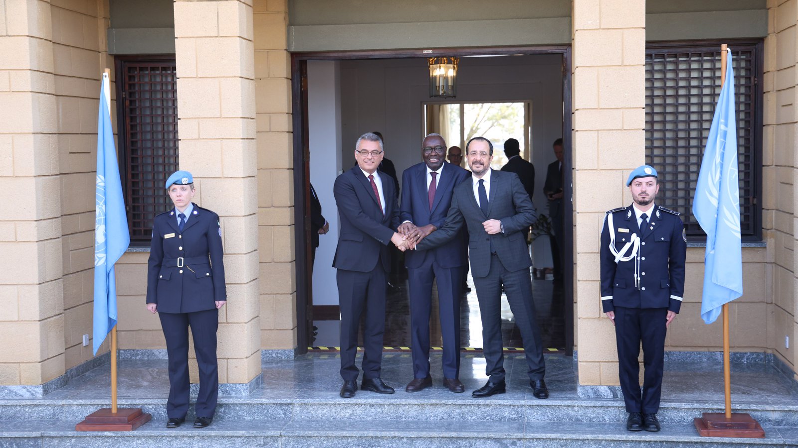 &Mu;&epsilon; &pi;&rho;&omicron;&sigma;&delta;&omicron;&kappa;ί&epsilon;&sigmaf; &alpha;&lambda;&lambda;ά &kappa;&alpha;&iota; &beta;&alpha;&rho;&iota;ά &sigma;&kappa;&iota;ά &epsilon;&nu;&tau;ά&sigma;&epsilon;&omega;&nu; &eta; &sigma;&upsilon;&nu;ά&nu;&tau;&eta;&sigma;&eta; &Chi;&rho;&iota;&sigma;&tau;&omicron;&delta;&omicron;&upsilon;&lambda;ί&delta;&eta;-&Epsilon;&rho;&chi;&iota;&omicron;&upsilon;&rho;&mu;ά&nu; - &Sigma;&tau;&omicron; &epsilon;&pi;ί&kappa;&epsilon;&nu;&tau;&rho;&omicron; &tau;&alpha; &Mu;&Omicron;&Epsilon; &kappa;&alpha;&iota; &omicron;&iota; &kappa;&iota;&nu;ή&sigma;&epsilon;&iota;&sigmaf; &Gamma;&kappa;&omicron;&upsilon;&tau;έ&rho;&epsilon;&sigmaf;