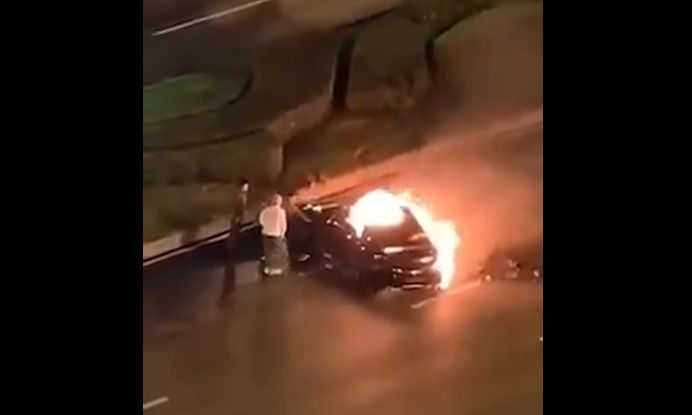 Οδηγός κάηκε ζωντανός μέσα στο ηλεκτρικό αυτοκίνητό του Οδηγός κάηκε ζωντανός μέσα στο ηλεκτρικό αυτοκίνητό του