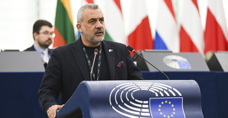 &Sigma;&upsilon;&nu;&tau;&omicron;&nu;ί&zeta;&omicron;&upsilon;&nu; &tau;&iota;&sigmaf; &epsilon;&nu;έ&rho;&gamma;&epsilon;&iota;έ&sigmaf; &tau;&omicron;&upsilon;&sigmaf; &Phi;&omicron;&upsilon;&rho;&lambda;ά&sigmaf; &kappa;&alpha;&iota; &Alpha;&rho;&chi;&iota;&epsilon;&pi;ί&sigma;&kappa;&omicron;&pi;&omicron;&sigmaf; &gamma;&iota;&alpha; &tau;&omicron;&upsilon;&sigmaf; &Chi;&rho;&iota;&sigma;&tau;&iota;&alpha;&nu;&omicron;ύ&sigmaf; &tau;&eta;&sigmaf; &Sigma;&upsilon;&rho;ί&alpha;&sigmaf;