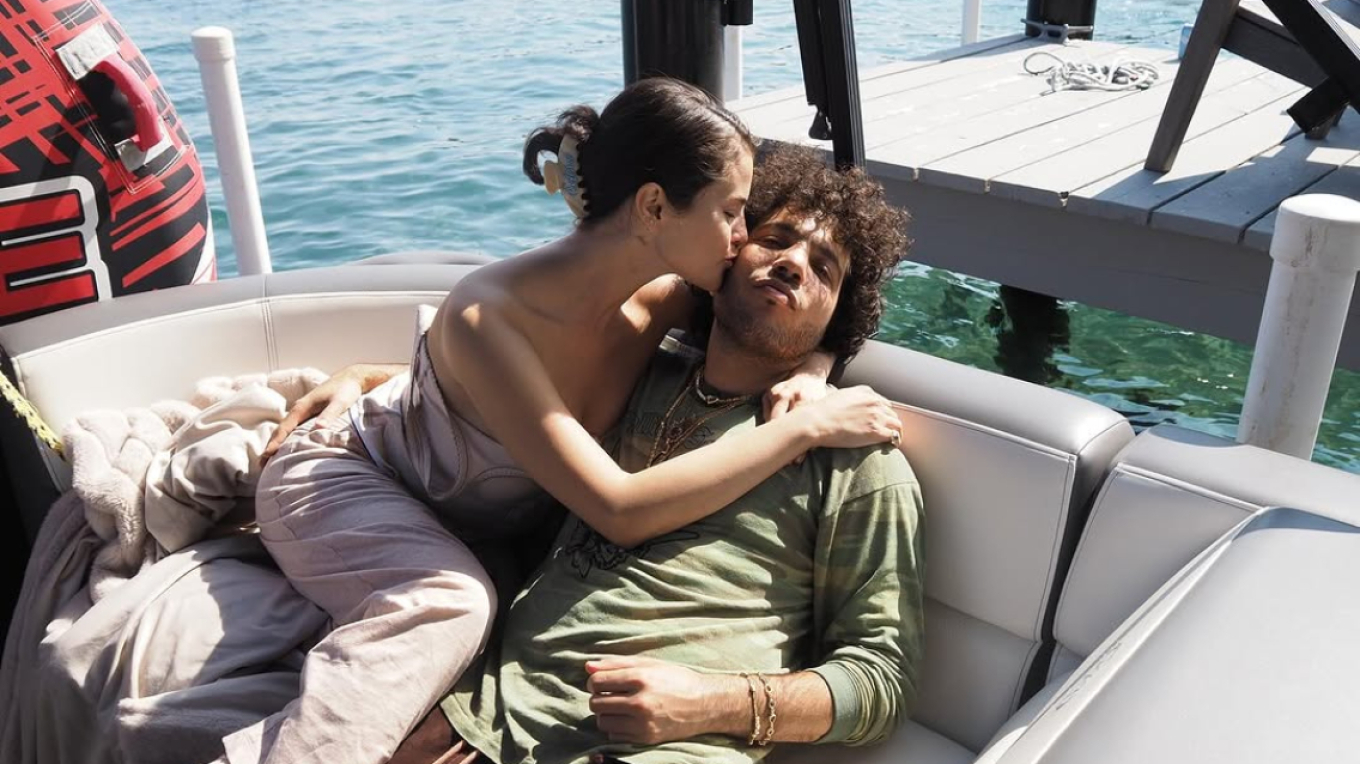 H Γκόμεζ και ο Μπλάνκο στόλισαν το χριστουγεννιάτικο δέντρο: «Τα πρώτα μας Χριστούγεννα ως παντρεμένο ζευγάρι»