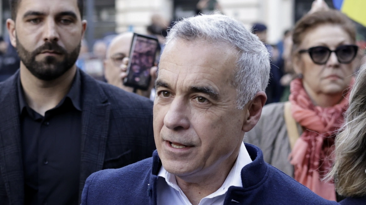 Ο ακροδεξιός Καλίν Τζορτζέσκου αποχωρεί από την πολιτική σκηνή της Ρουμανίας Ο ακροδεξιός Καλίν Τζορτζέσκου αποχωρεί από την πολιτική σκηνή της Ρουμανίας