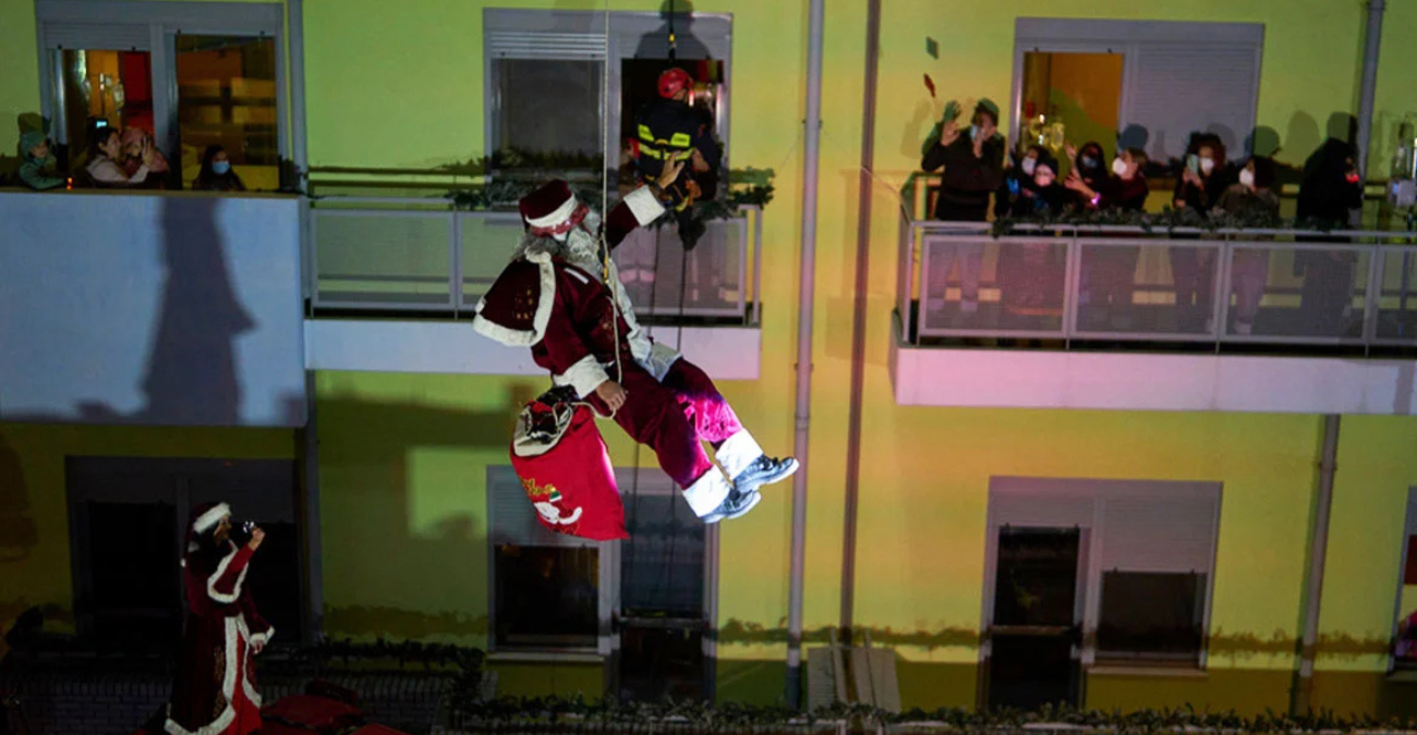 Συγκινητικό βίντεο: Πυροσβέστες έφεραν τα Χριστούγεννα στο νοσοκομείο Παίδων