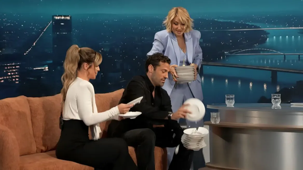 VIDEO – Κωνσταντίνος Αργυρός: Εμφανίστηκε σε late night show της Σερβίας – Έσπασε πιάτα, τραγούδησε και χόρεψε με τις παρουσιάστριες VIDEO – Κωνσταντίνος Αργυρός: Εμφανίστηκε σε late night show της Σερβίας – Έσπασε πιάτα, τραγούδησε και χόρεψε με τις παρουσιάστριες