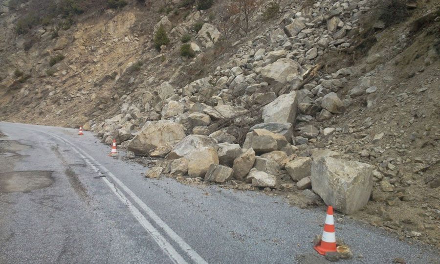 Οδηγοί Προσοχή: Σε αυτούς τους δρόμους σημειώθηκαν κατολισθήσεις πετρών