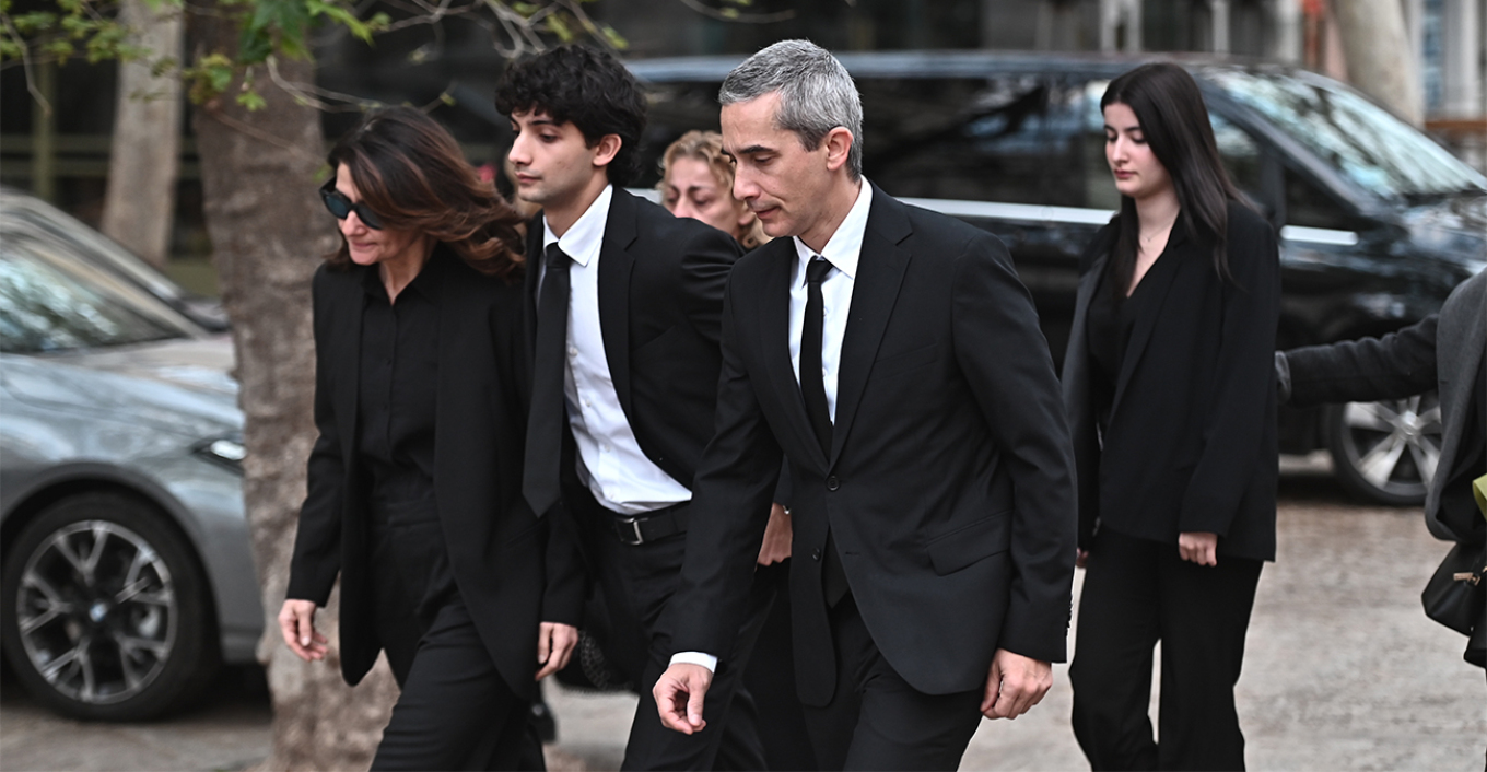 &Mu;&alpha;&rho;&iota;&nu;έ&lambda;&lambda;&alpha;: &Sigma;ή&mu;&epsilon;&rho;&alpha; &tau;&omicron; &tau;&epsilon;&lambda;&epsilon;&upsilon;&tau;&alpha;ί&omicron; &alpha;&nu;&tau;ί&omicron; - &Mu;&epsilon; &chi;&epsilon;&iota;&rho;&omicron;&kappa;&rho;&omicron;&tau;ή&mu;&alpha;&tau;&alpha; έ&phi;&tau;&alpha;&sigma;&epsilon; &eta; &sigma;&omicron;&rho;ό&sigmaf;, &sigma;&upsilon;&gamma;&kappa;&iota;&nu;&eta;&mu;έ&nu;&omicron;&iota; &omicron;&iota; &sigma;&upsilon;&gamma;&gamma;&epsilon;&nu;&epsilon;ί&sigmaf; &tau;&eta;&sigmaf;, &delta;&epsilon;ί&tau;&epsilon; &beta;ί&nu;&tau;&epsilon;&omicron; &kappa;&alpha;&iota; &phi;&omega;&tau;&omicron;&gamma;&rho;&alpha;&phi;ί&epsilon;&sigmaf;