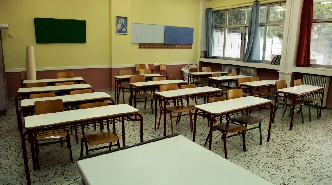 VIDEO – Ταλαιπωρία για μαθητές: Ζημιές σε δημοτικό σχολείο – Μεταφέρονται σε άλλους χώρους όταν βρέχει