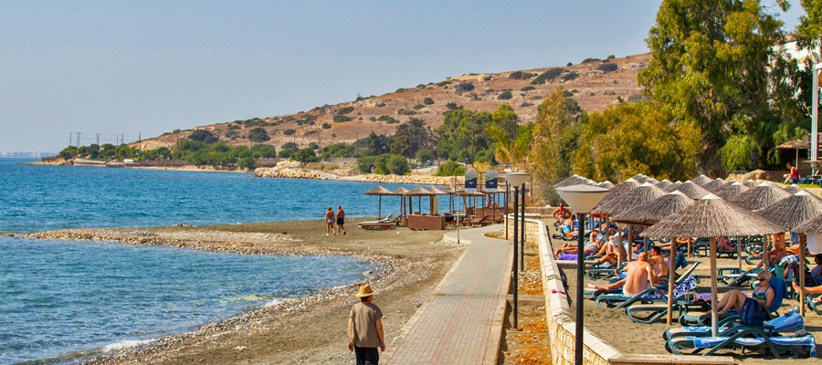 Κατάλληλα για κολύμβηση τα νερά στην παραλία στη Λεμεσό όπου είχε εντοπιστεί μόλυνση